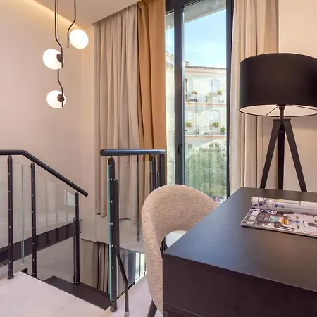 Magnificent Renovated 2bd 2bth Duplex With Backyard - Centre Apartment Málaga