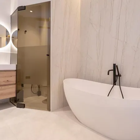 Magnificent Renovated 2bd 2bth Duplex With Backyard - Centre
