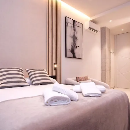 Magnificent Renovated 2bd 2bth Duplex With Backyard - Centre Apartment