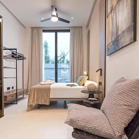 Magnificent Renovated 2bd 2bth Duplex With Backyard - Centre *