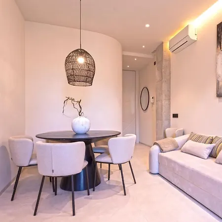 Magnificent Renovated 2bd 2bth Duplex With Backyard - Centre Apartment *