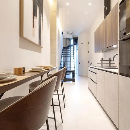 Magnificent Renovated 2bd 2bth Duplex With Backyard - Centre Apartment Malaga