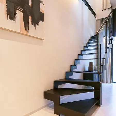 Magnificent Renovated 2bd 2bth Duplex With Backyard - Centre * Malaga